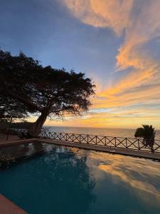 una piscina di fronte all'oceano al tramonto di Mirador 28 a Platanitos