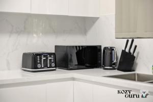 Køkken eller tekøkken på KozyGuru | Cabramatta | Spacious Family Townhouse