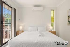 En eller flere senge i et værelse på KozyGuru | Cabramatta | Spacious Family Townhouse