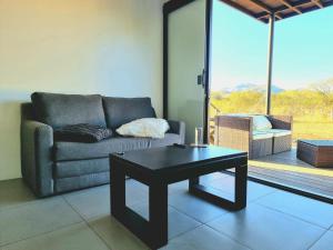 ein Wohnzimmer mit einer Couch und einem Couchtisch in der Unterkunft Playa Potrero in Potrero
