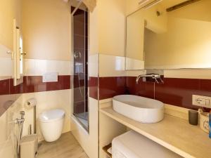 Et badeværelse på Studio apartment in the historic center + 26 billeder