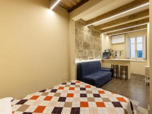 En eller flere senge i et værelse på Studio apartment in the historic center