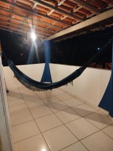 een hangmat hangend aan een muur in een kamer bij Ambiente Família e acolhedor in Porto Seguro