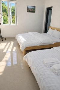 En eller flere senge i et værelse på Hotel and Restaurant Thành Oanh Yên Bái