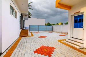 een gebouw met een tegelvloer voor een gebouw bij Golden Sparrow in Auroville