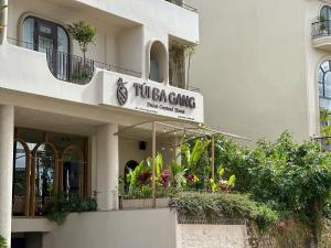 a building with a sign that reads tucci gaming at Túi Ba Gang Central Hotel in Da Lat