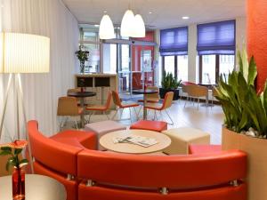 ein Wartezimmer mit Tisch und Stühlen in der Unterkunft Ibis Bratislava Centrum in Bratislava