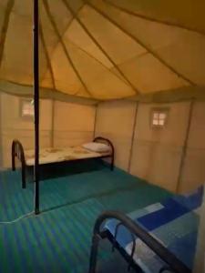 En eller flere senge i et værelse på Sunset Desert Camp