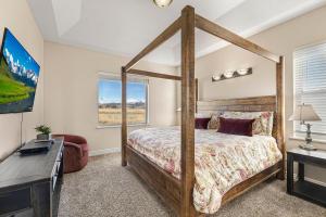 Ένα ή περισσότερα κρεβάτια σε δωμάτιο στο Teton Harmony by KABINO Hot Tub Pool Table Fire Pit Mtn Views 2 Levels 2 Living Rooms WiFi Grill