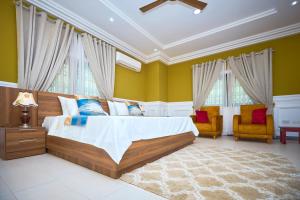 Ένα ή περισσότερα κρεβάτια σε δωμάτιο στο Prempeh Royale Suites