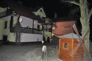 un edificio con una casa de pan de jengibre delante de él en Zajazd Magrani, en Lubawka