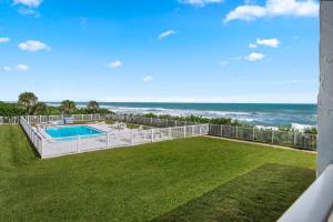 un'immagine di un cortile con piscina e oceano di Seabreakers 6 a South Patrick