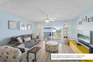 un soggiorno con un divano e una TV di Seabreakers 6 a South Patrick