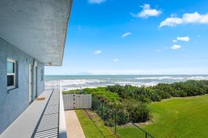 una vista dell'oceano dal balcone di una casa di Seabreakers 6 a South Patrick