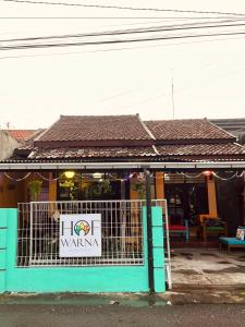 a building with a sign that reads i want warnant at Hof Warna Guesthouse in Yogyakarta +20 photos