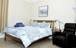 Giường trong phòng chung tại Cozy Mountain Cottage