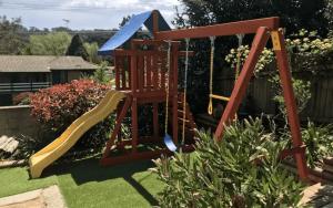 Sân chơi trẻ em tại Cozy Mountain Cottage