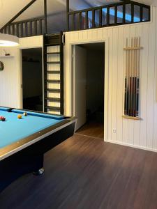 Biliár nebo kulečník v ubytování Nordic Summer House In Ålbæk With Spa And Sauna