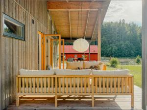 En balkon eller terrasse på Modern Mini-Villa With Lake View On Bryggholmen
