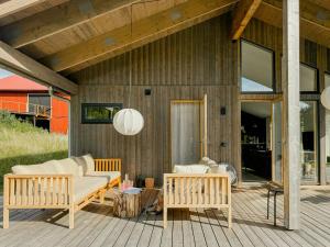 En terrasse eller udendørsområde på Modern Mini-Villa With Lake View On Bryggholmen