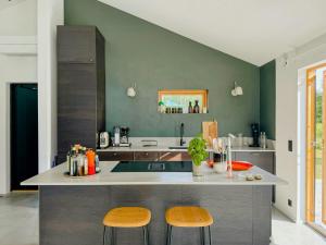 Køkken eller tekøkken på Modern Mini-Villa With Lake View On Bryggholmen
