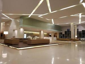 een grote lobby met banken en tafels in een gebouw bij The Vista Hotel By Satit Group in Sadao