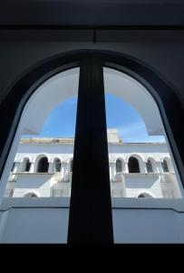 een raam met uitzicht op een gebouw bij Hotel CÂY THỊ - Tây Ninh in Tây Ninh