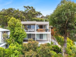 een luchtfoto van een huis met bomen bij Louttit Bay Lookout in Lorne
