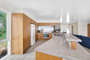 een keuken met een groot kookeiland in het midden bij Louttit Bay Lookout in Lorne