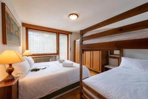 een slaapkamer met twee stapelbedden en een lamp bij Residence Dolonne - Happy Rentals in Courmayeur +24 foto's