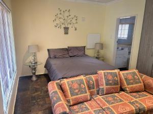 En eller flere senge i et værelse på Zeus Lodge