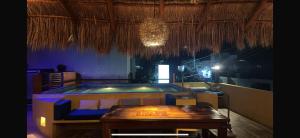 een eetkamer met een tafel en een tafel sidx sidx sidx bij Casa Velero Puerto Morelos in Puerto Morelos