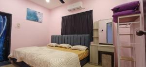 En eller flere senge i et værelse på Lavender Splash Homestay