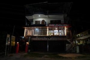ein Gebäude mit Lichtern in der Nacht in der Unterkunft MAHIRA RESIDENCY in Port Blair