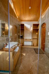Koupelna v ubytování Nigeen Vista Lakeside Chalet