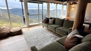 Cảnh núi rừng hoặc tầm nhìn ra núi từ nhà gỗ