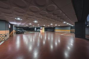 un ampio parcheggio con un grande pavimento in legno di V Hotel a Gumi Altre 11 foto