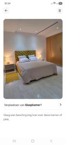 En eller flere senge i et værelse på Luxurious Apartment