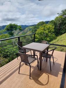 un tavolo e delle sedie su un ponte con vista di Cabaña Refugio Amani a Norcasia