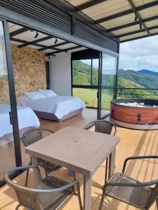 una camera da letto con un letto, un tavolo e delle sedie di Cabaña Refugio Amani a Norcasia