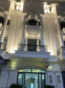 een groot wit gebouw met een balkon en een deur bij Hotel CÂY THỊ - Tây Ninh in Tây Ninh