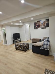 een woonkamer met een bank en een stoel bij New Private Retreat in Oakville