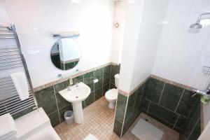 A bathroom at Melrose House 