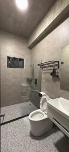 ein Badezimmer mit Toilette und Waschbecken in der Unterkunft 陌野輕旅民宿 in Xiulin