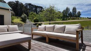 zwei Sofas auf einer Holzterrasse in der Unterkunft Flowerpot Cottage Hideaway in Middleton