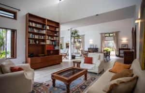 un soggiorno con un divano e un tavolino da caffè di The Villa - Le Morne - Kite, Golf & Beach a Le Morne