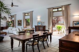 un soggiorno con tavolo e sedie in legno di The Villa - Le Morne - Kite, Golf & Beach a Le Morne