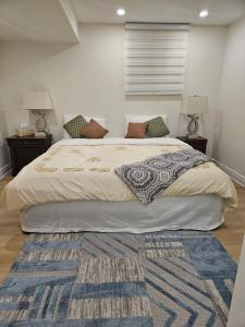 een slaapkamer met een groot bed en een blauw tapijt bij New Private Retreat in Oakville +54 foto's