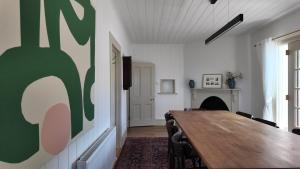 ein Esszimmer mit Tisch und Kamin in der Unterkunft Flowerpot Cottage Hideaway in Middleton + 39 Fotos