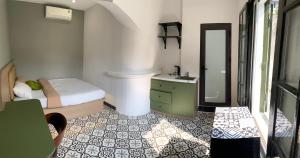 En eller flere senge i et værelse på Laca Homestay HangDa